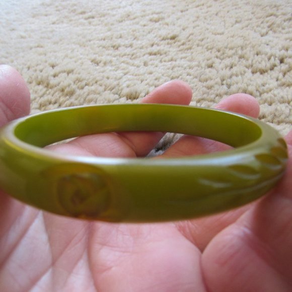 Olive Green Carved BAKELITE Bangle - Picture 6 of 6